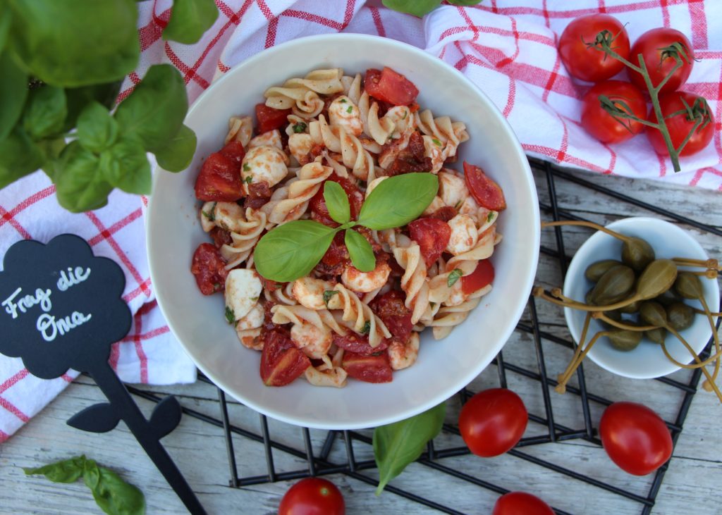 Read more about the article Nudelsalat <br><small><small>mit Tomaten und Mozzarella</small></small>