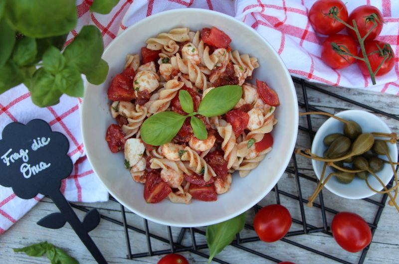 Nudelsalat mit Tomaten und Mozzarella