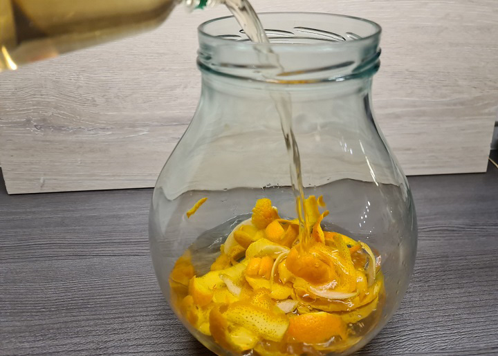 Bad- und Glasreiniger aus Essig