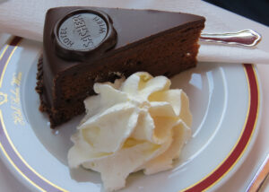 Read more about the article Sachertorte<br><small>Video-Rezept</small>